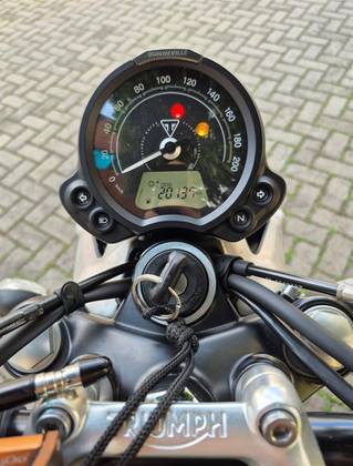 TRIUMPH STREET TWIN 